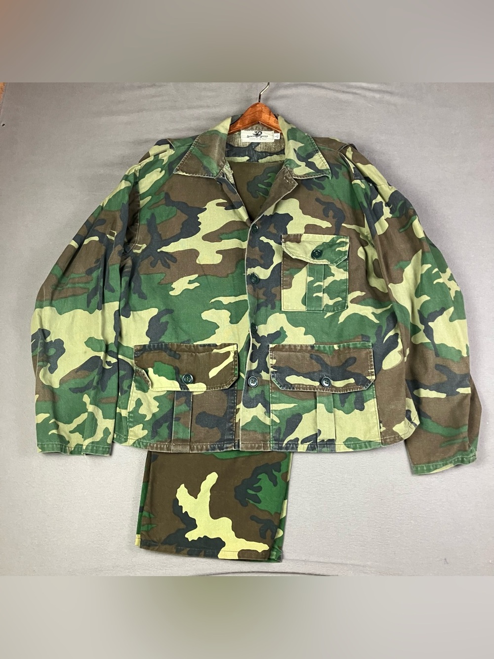 Vintage Black Sheep Men’s Size L Camouflage Hunting Jacket & Pants Set Green. In